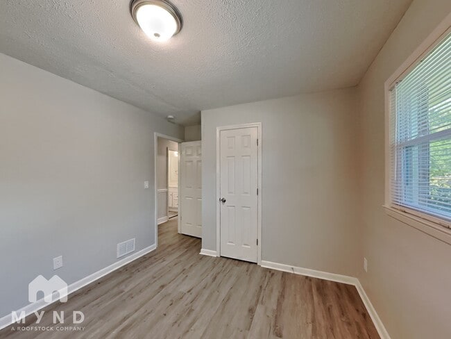 Building Photo - 2180 Rockdale Dr NW