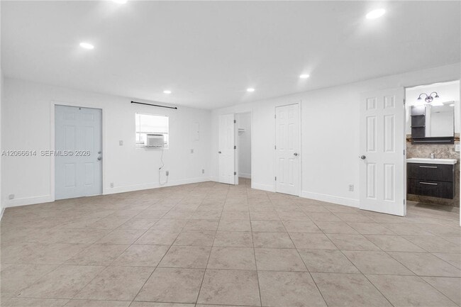 Building Photo - 1041 NE 9th Ave