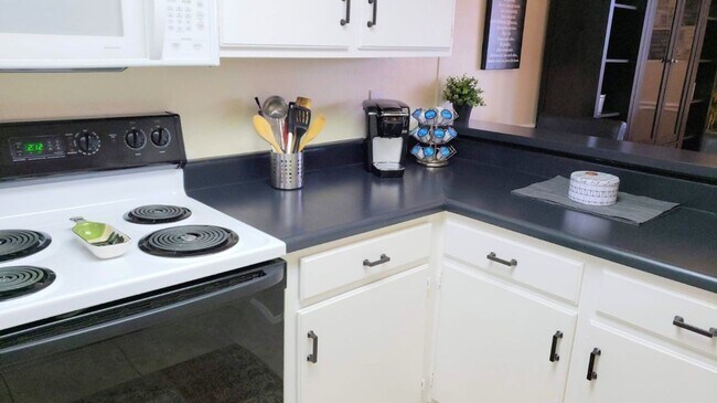 Building Photo - Beautiful  Furnished 1/1 condo x Rent  in Winter Park Next to Full Sail University !