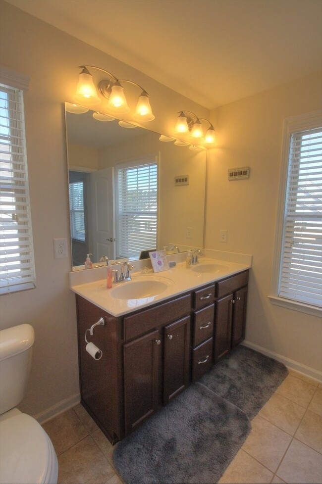 Building Photo - Beautiful 3 Bedroom/ 2.5 Bath Townhome in ...