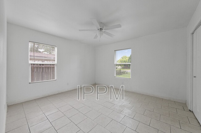 Building Photo - 717 E Jim Hogg Ave