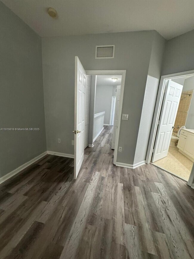 Building Photo - 8811 S Isles Cir