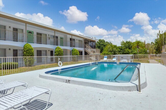 Building Photo - Charming Condo in Prime Sarasota Location ...