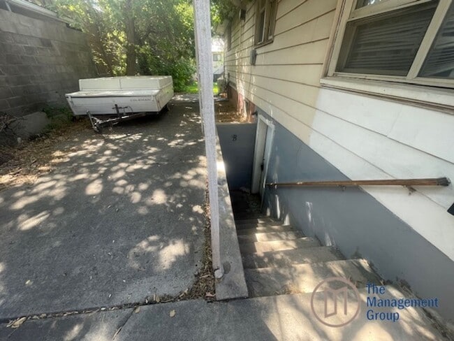 Building Photo - 1st month half off! Downstairs Duplex Deli...