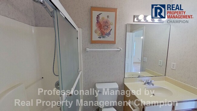 Building Photo - Spacious 3 BD/3 BA Home with Open Floorpla...