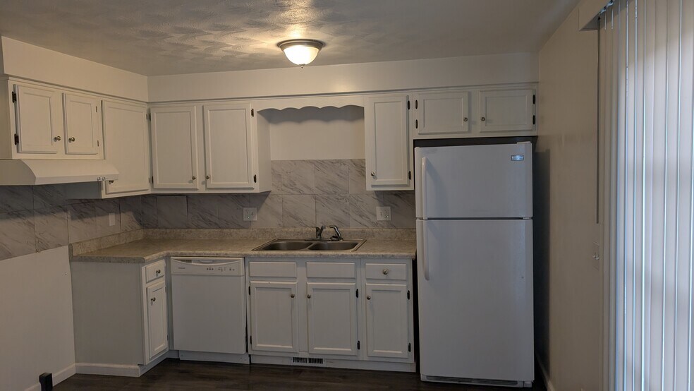 Kitchen refrigerator included - 7227 Seymour St NW