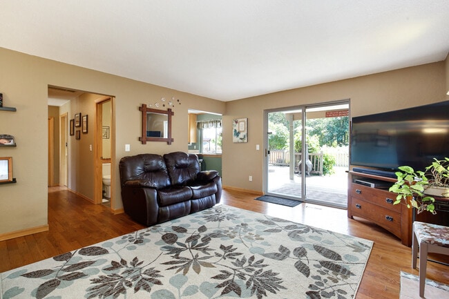 Building Photo - Beautiful 4 bedroom home in NE Tacoma!