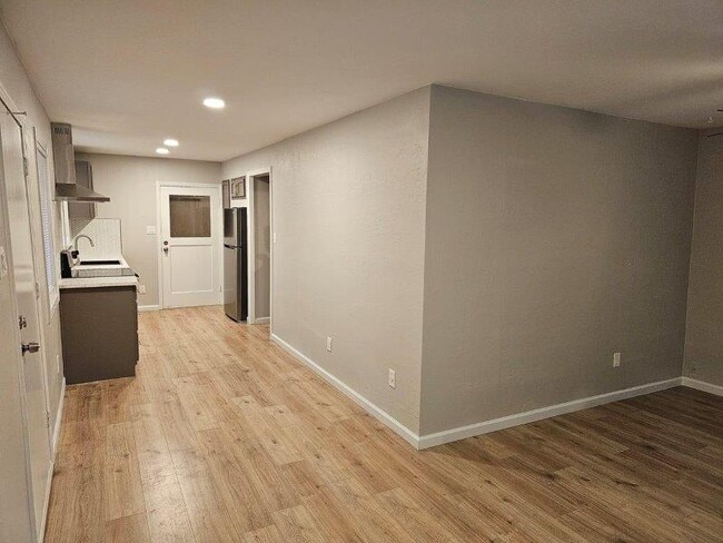 Building Photo - 13825 Dry Creek Rd