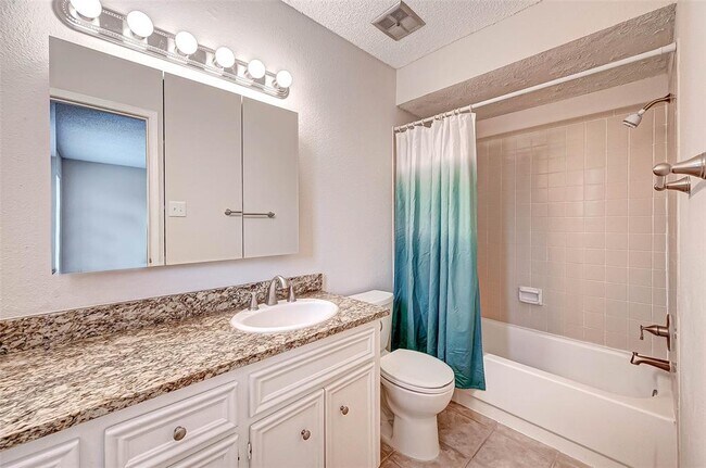 Building Photo - 13922 Hollowgreen Dr