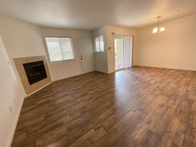 Building Photo - Townhome -2 bed 2.5 bath + bonus area