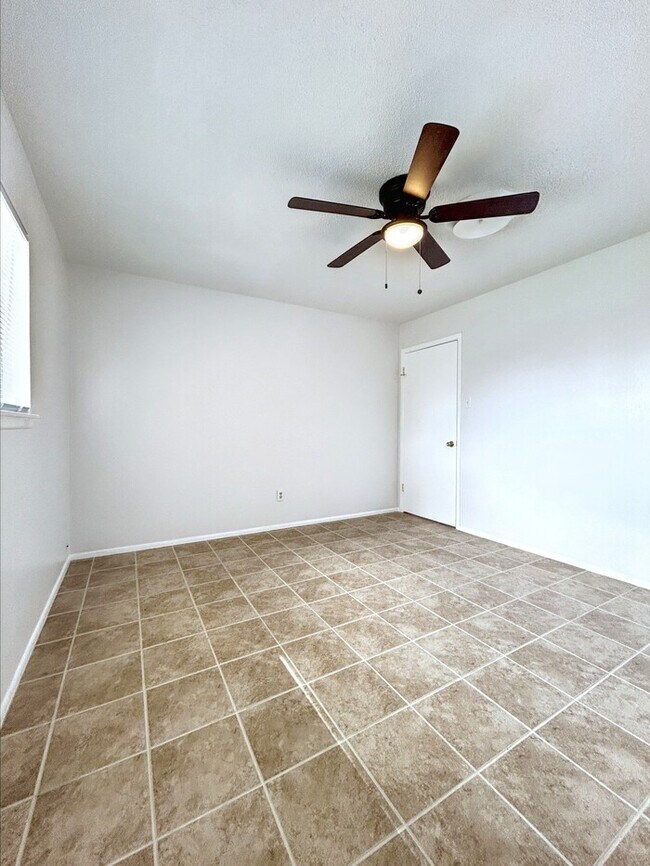 Building Photo - 1212 Hillcrest Dr