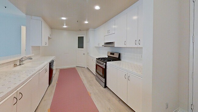 Building Photo - Beautiful 2 Bedroom Condo In Encino