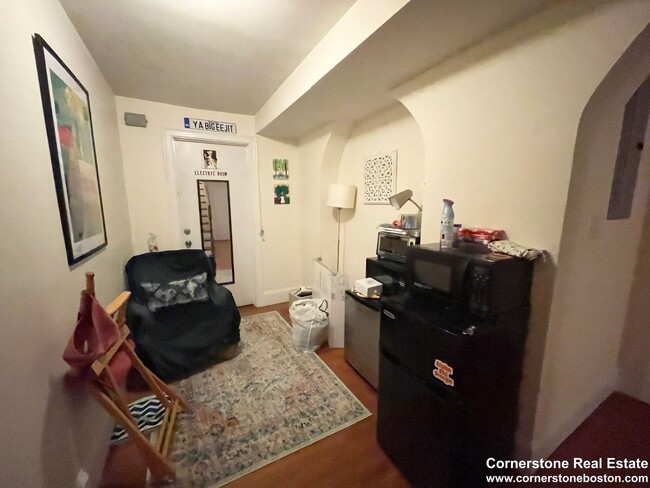 Building Photo - Five bed two bath near NEU...