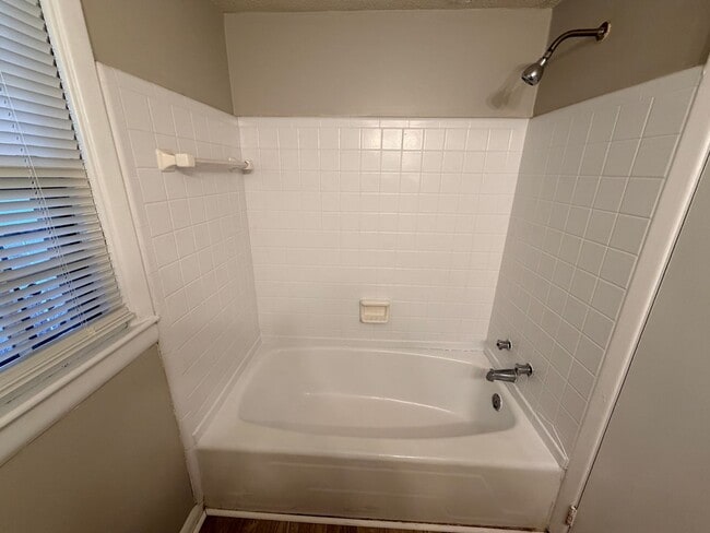 Building Photo - 2 Bedroom 1 Bath Home