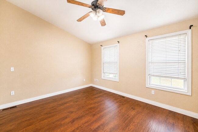 Building Photo - 4 Bedroom, 3 Bathroom Home with Two Master Suites