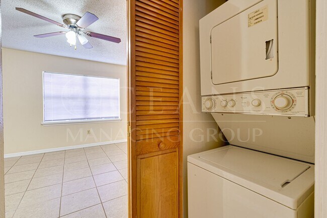 Building Photo - One Bed, One Bath at Royal Palm