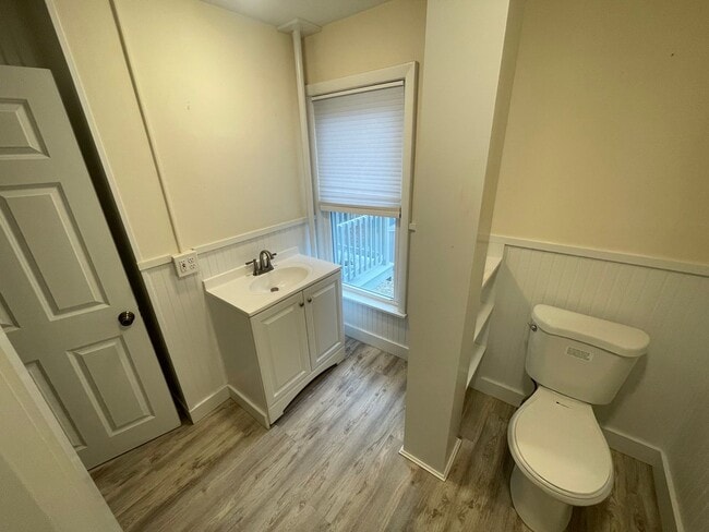 Building Photo - Spacious 3 Bedroom Unit