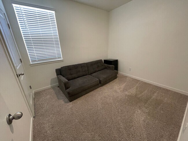 Building Photo - ADORABLE 3 BEDROOM HOME IN LORSON RANCH!!!...