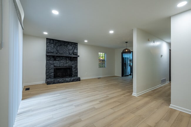 Building Photo - 1545 Springwood Dr SE