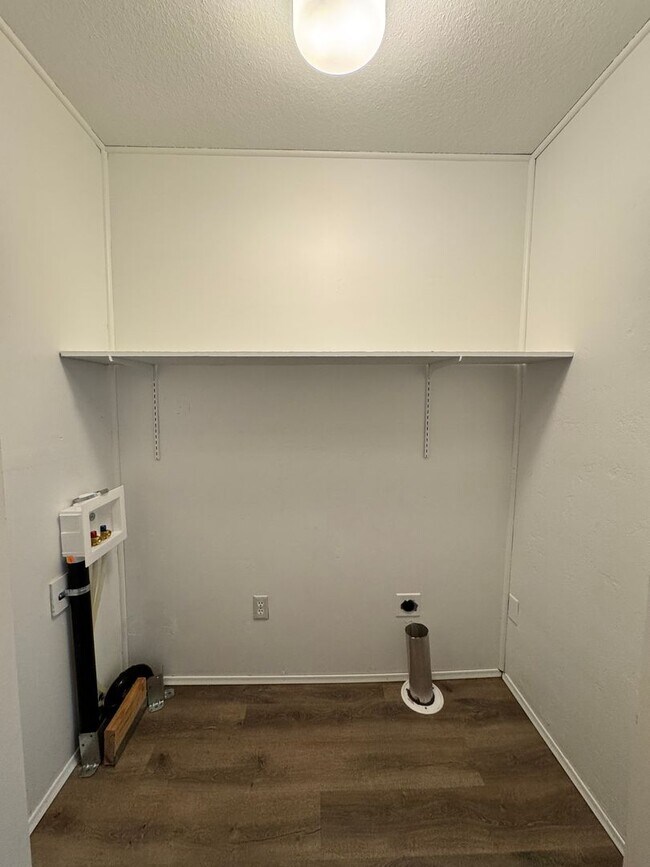 Building Photo - Large lower valley home, freshly remodeled...