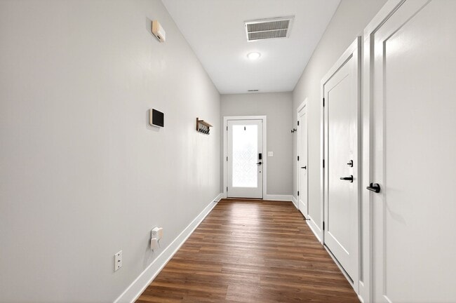 Building Photo - Modern 3BR Townhome in Millbank Village!