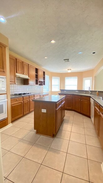 Building Photo - 2503 Westerlake Dr
