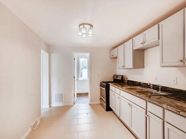 Building Photo - 2 Bed 1 Bath House Available Now