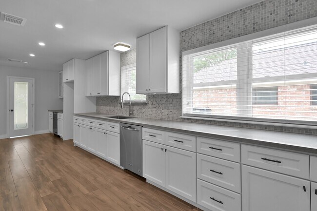 Building Photo - 2806 Triway Ln