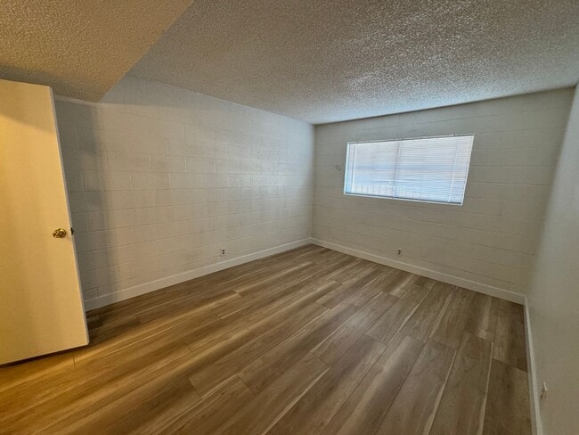 Building Photo - 1 Bedroom Condo close to the Strip and UNLV