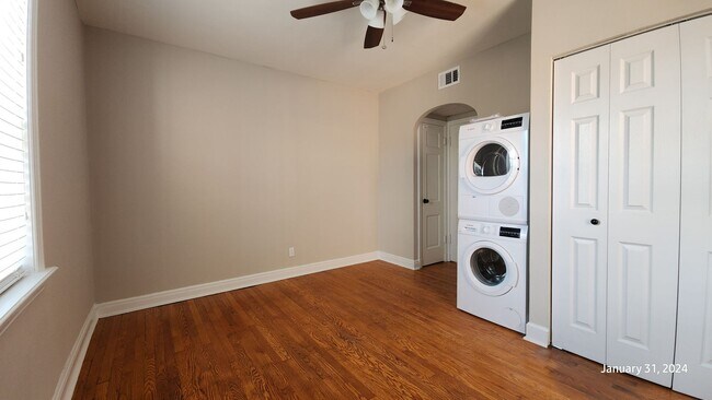 Building Photo - ***Dogtown***One Bedroom, One Bath***In Unit Laundry***