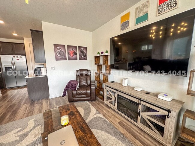 Building Photo - Luxurious fully-furnished home in Dove Vil...