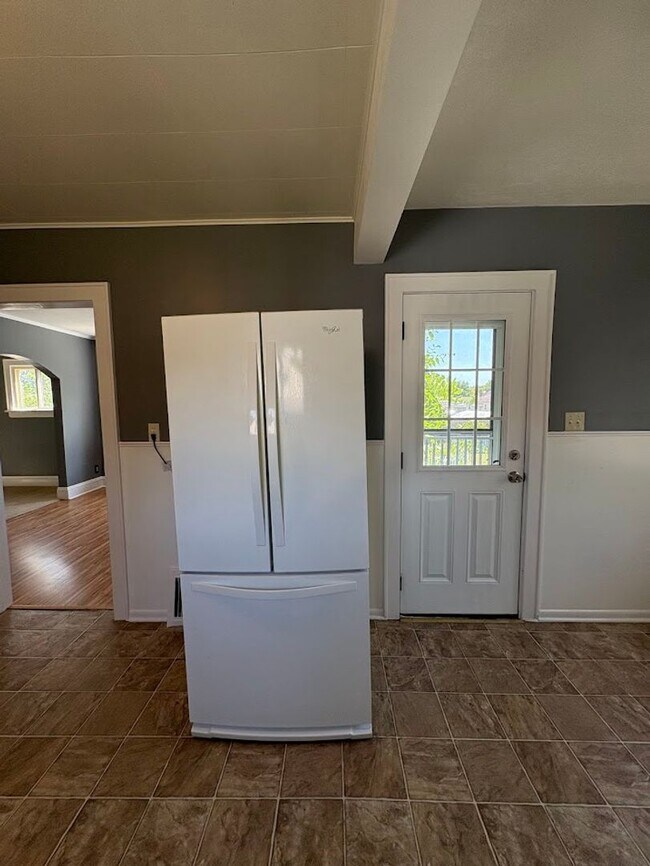 Building Photo - Three bedroom one bathroom home for rent
