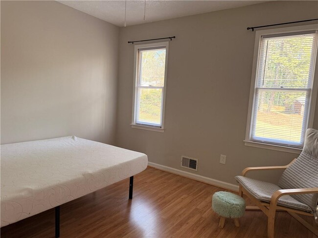 Building Photo - 1424 Shadowbrook Dr