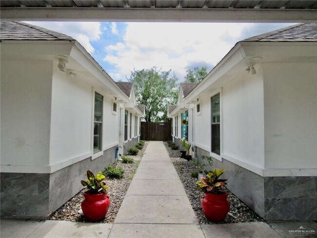 Building Photo - 17 W Harrison Ave