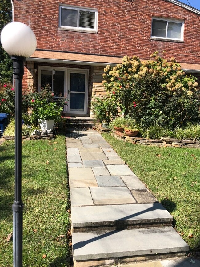 Building Photo - Gorgeous 3 Bed 1.5 Bath Brick Home with La...