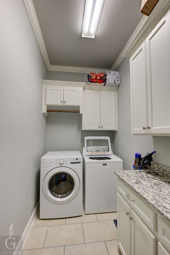 Building Photo - Beautiful 3 Bedroom in Twelve Oaks - Less ...