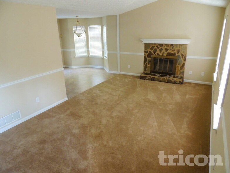 Building Photo - 76 White Pines Ln