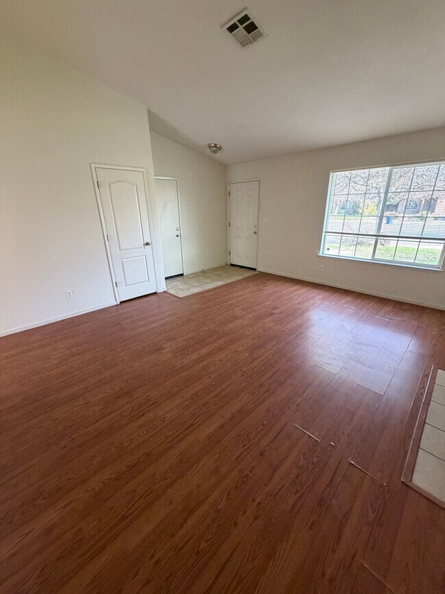 Building Photo - Three Bedroom Two Bathroom House for Rent