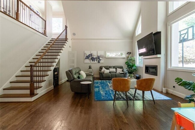 Building Photo - 3850 Glenhurst Dr