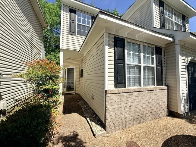 Building Photo - 3 Bed 2.5 Bath Hampton Home!