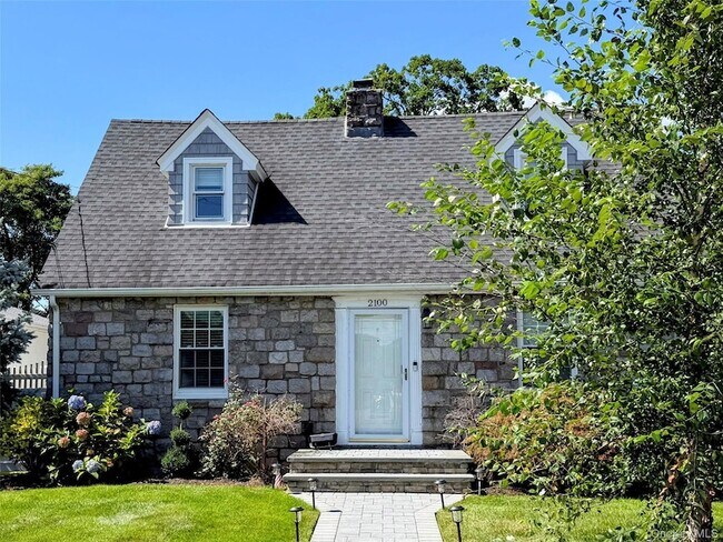 Building Photo - 2100 Hillside Ave