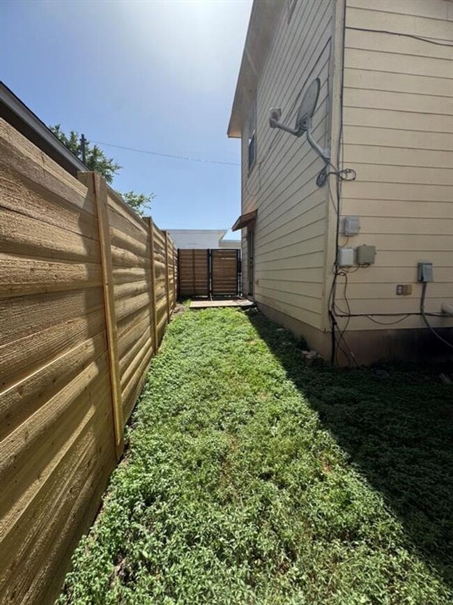 Building Photo - Townhome available off East MLK