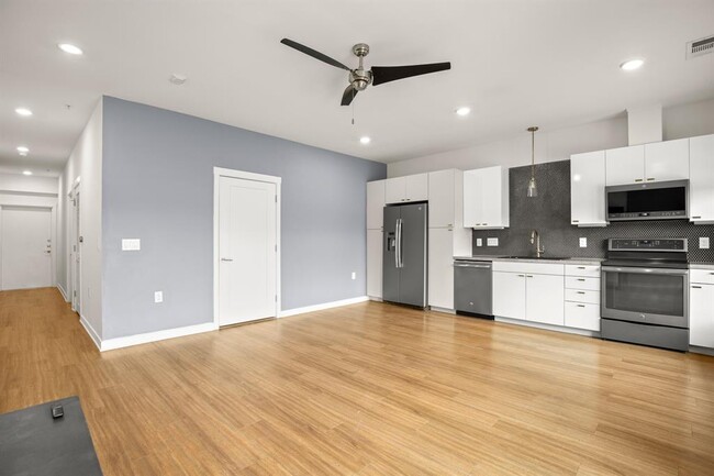 Building Photo - 4361 S Congress Ave