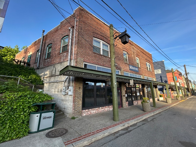 Primary Photo - 834 Bay St