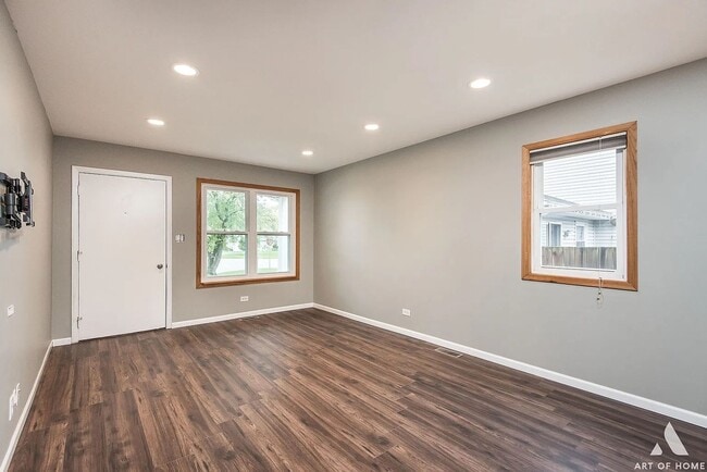 Building Photo - Beautiful Townhouse In Naperville