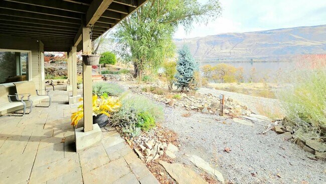 Building Photo - Gorgeous 4 Bed, 3 Bath Home w/ STUNNING RIVER FRONT VIEWS!!
