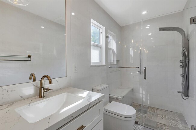 Building Photo - Great Location! Great Schools! Month to Mo...