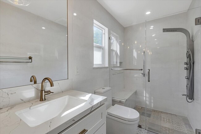Building Photo - Great Location! Great Schools! Month to Month Only!