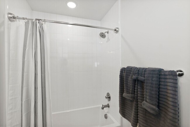 Building Photo - Carlsbad Townhome - 2 Blocks to the beach