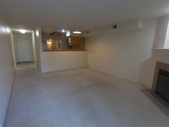 Building Photo - 2850 Aurora Ave